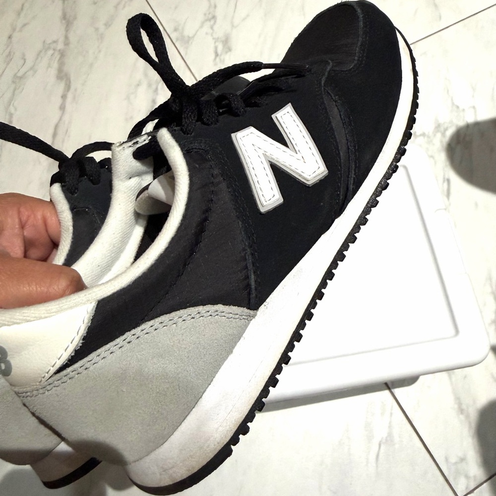 Pre-loved New Balance 420 Black and White Sneakers - Picture 3 of 7
